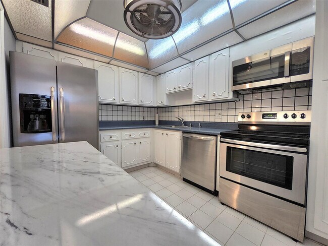 Building Photo - 3090 N Course Dr