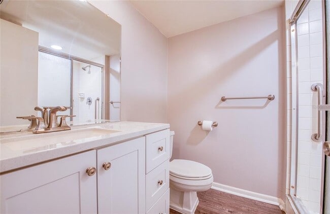 Building Photo - 225 Country Club Dr