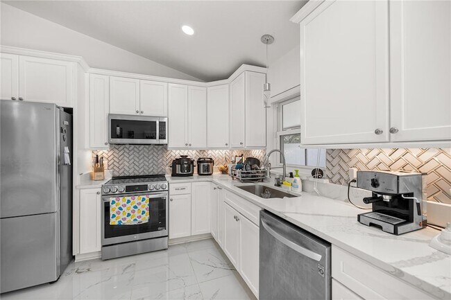 Building Photo - 7191 Hemlock Rd