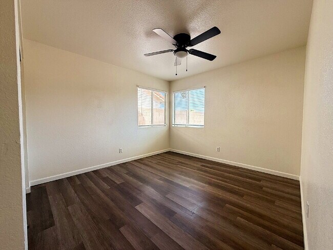 Building Photo - Spacious Garden Lakes Beauty – Vaulted Ceilings, 3-Car Garage & Stunning Upgrades!