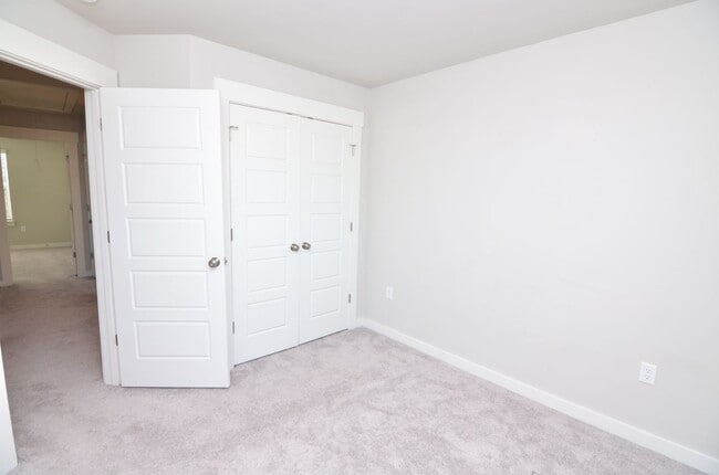 Building Photo - Beautifully Maintained Townhome in a Prime Location