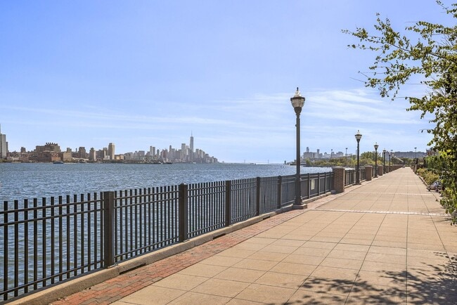Building Photo - TH3 Henley Pl
