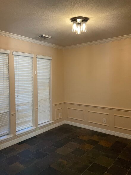 Building Photo - 10610 Mills Way