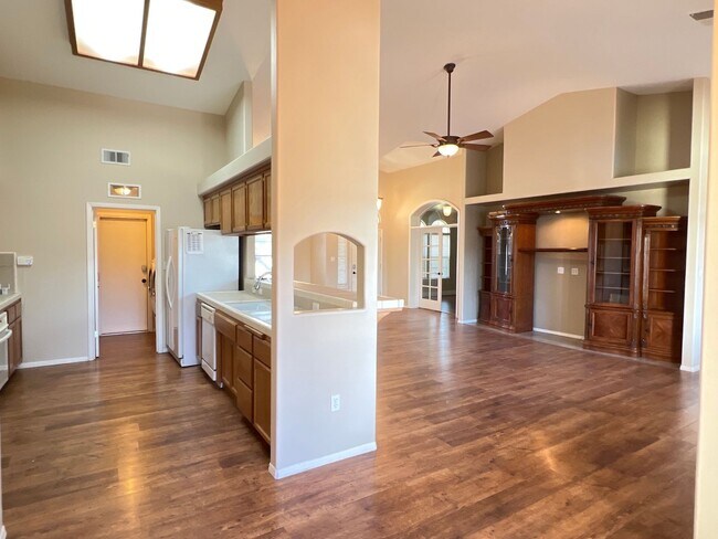 Building Photo - NORTHWEST BAKERSFIELD