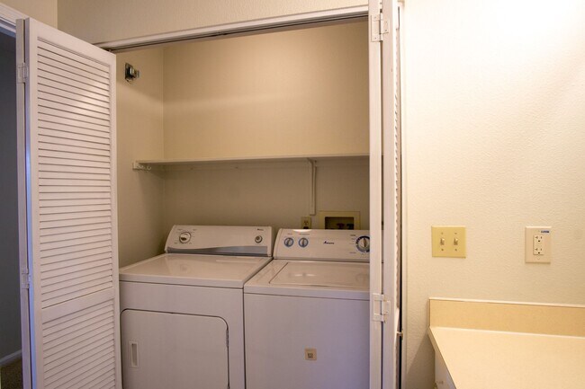 Building Photo - Lair Hill: Great 2 Bed 2 Bath with DW, W/D...