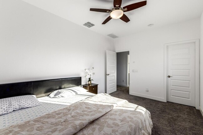 Building Photo - 6759 N 128th Dr