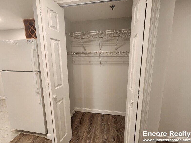 Building Photo - 24 Queensberry St