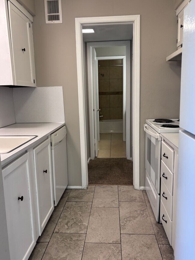 Building Photo - 1 Bed / 1 Bath at Willow Creek Condos – 68th & Yale $1000/month | $1000 Security Deposit