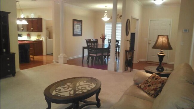 Building Photo - 813 SE Halstead Ct