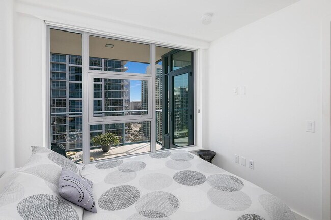 Building Photo - "Stunning 2-Bed, 2-Bath Urban Retreat with 1161 Sq Ft of Comfort in Downtown San Diego!"