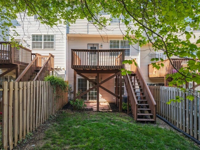 Building Photo - Spacious 3 Story Townhome Located in the Heart Raleigh! Available Now!