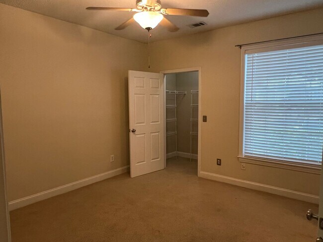 Building Photo - Upgraded First Floor Condo - Estate at Wes...