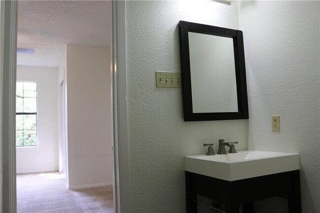 Building Photo - 1166 Ridgeway Dr