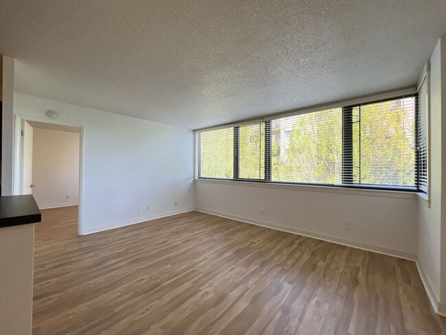 Building Photo - 1Bd/1Ba Home in Goose Hollow neighborhood ~ Secured Garage Parking and Additional Storage Unit!!!