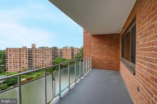 Building Photo - Wesley Heights Two Bedroom, Two Baths, Fur...