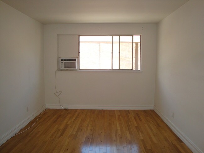 Building Photo - 1538 N Hayworth Ave