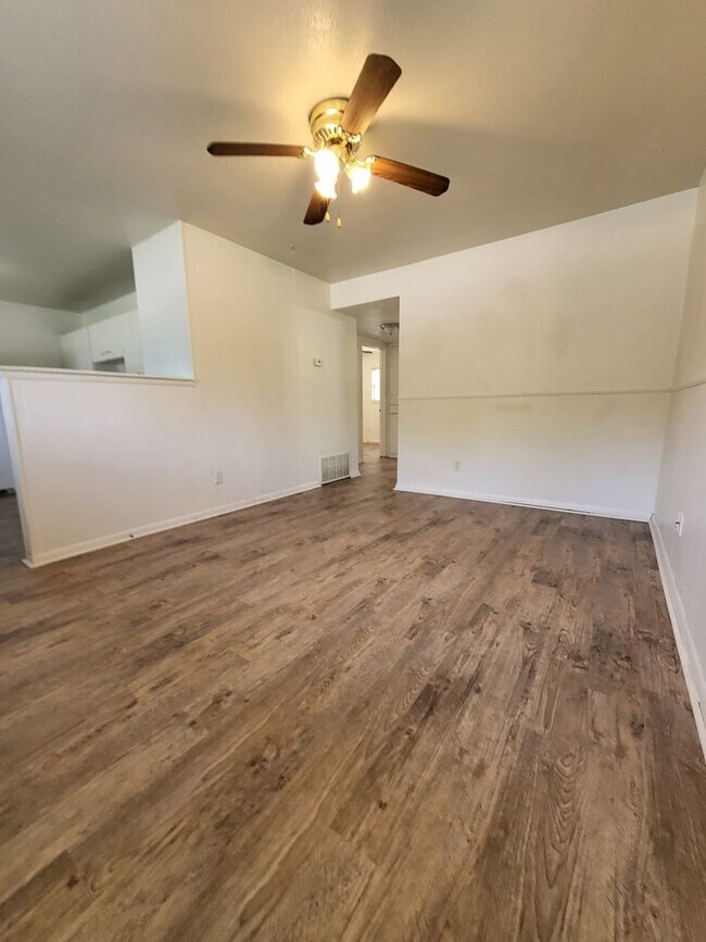 Building Photo - (3) Bed/(1) Bath w/ Carport Available NOW!