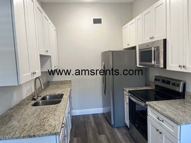 Building Photo - Spacious 3 bedroom Villa