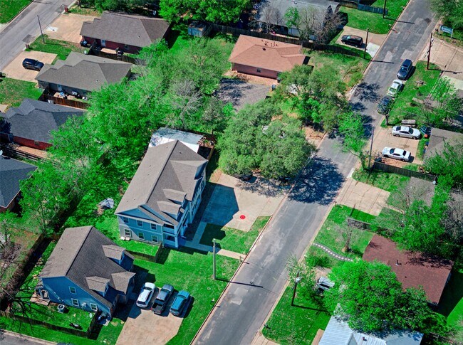 Building Photo - 1122 Detroit St