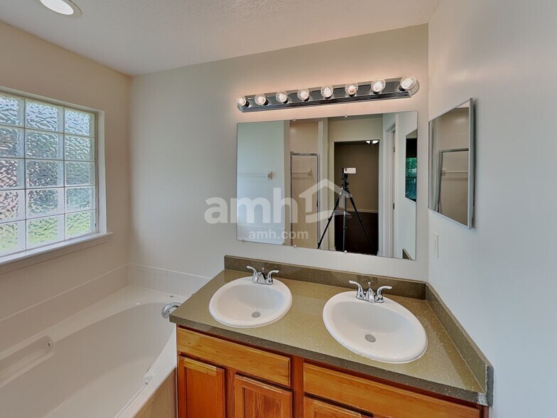 Building Photo - 11670 Deep Springs Dr N