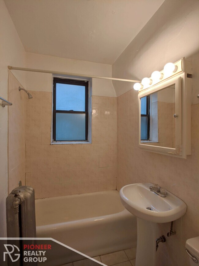 Building Photo - 1164 N Dearborn St