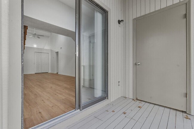 Building Photo - 2900 Woodrich Dr