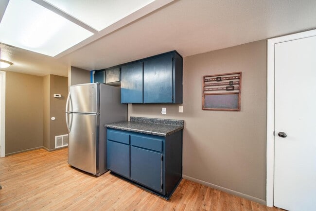 Building Photo - 3 Bed/ 2.5 Bath Greenlaw Townhouse w/2 Car Garage! - Mountain Views! - Students & Pets OK! Avail....