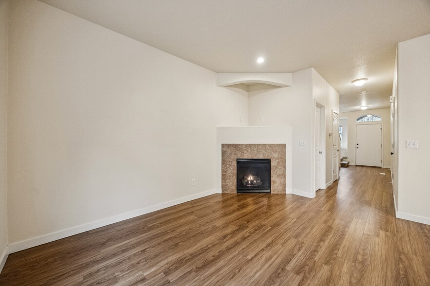 Gas fireplace - 325 NW 209th Ave