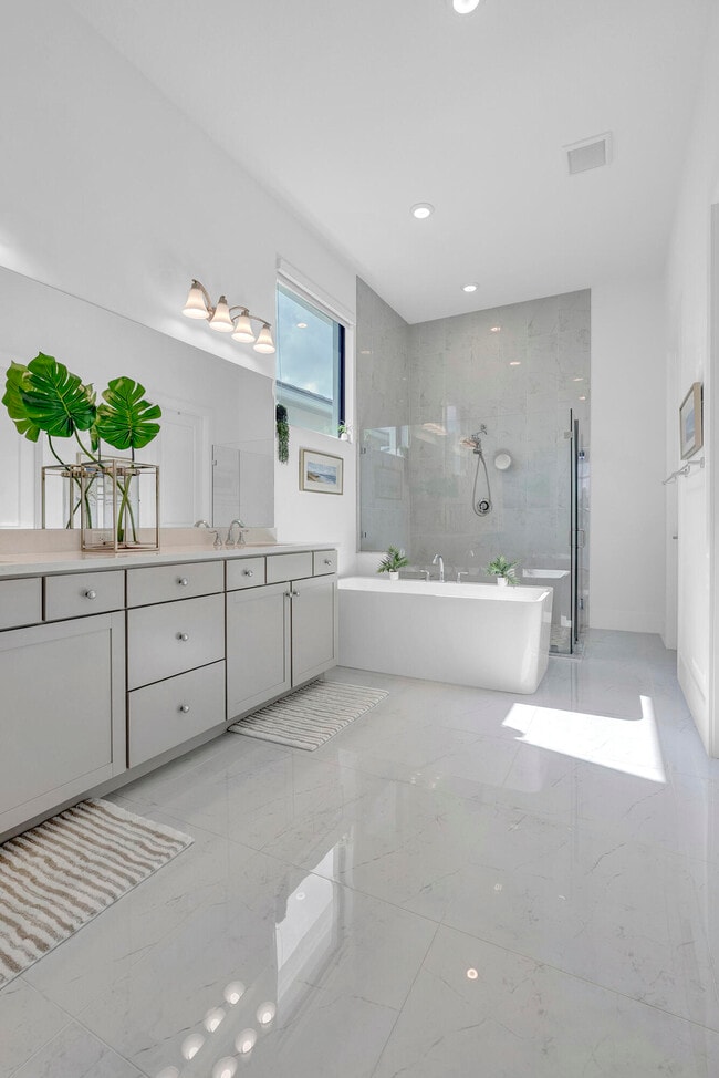 Building Photo - 5320 St Armands Way