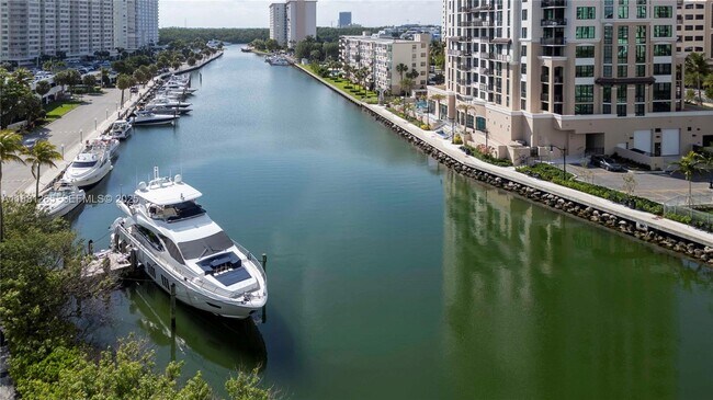 Building Photo - 100 Bayview Dr