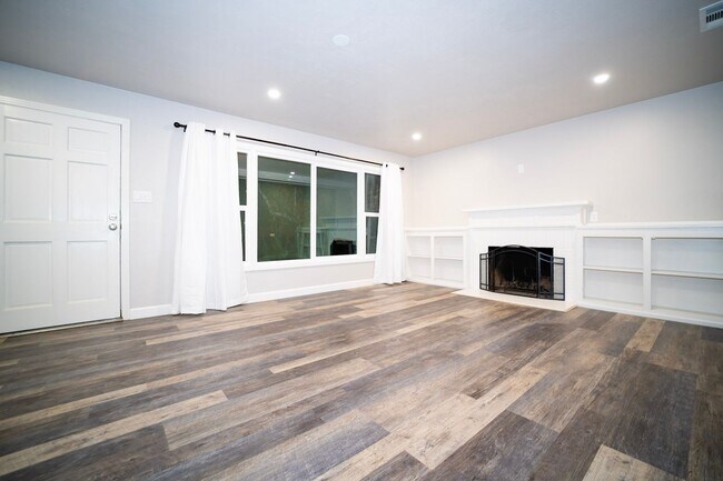 Building Photo - Adorable Duplex Unit with Attached Garage