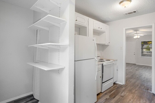 Building Photo - Great Location! 2/1 Duplex Near Downtown Fort Worth