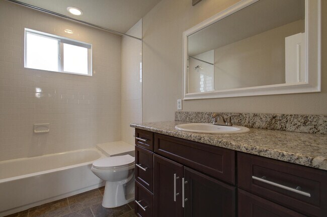 Building Photo - UT PRE LEASE: 2009 Remodeled 6 Bed / 3 Bat...