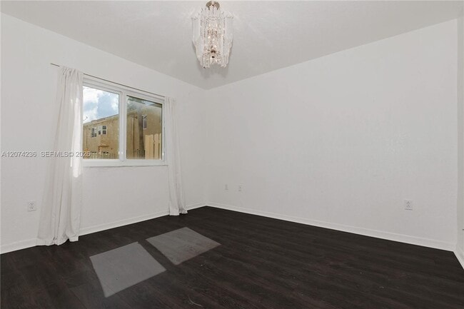 Building Photo - 975 NE 34th Ave