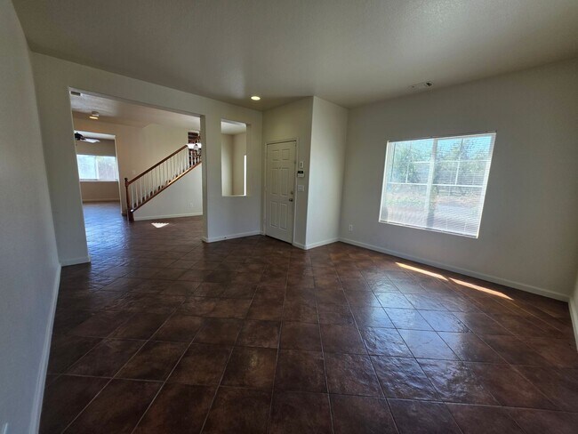 Building Photo - 3 bedroom with an extra office/den space in Modesto!
