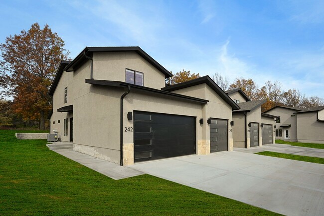 Building Photo - Three Bedroom Townhome with Attached Garage