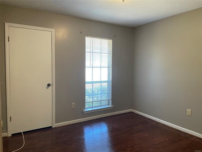 Building Photo - 259 Clubview Dr