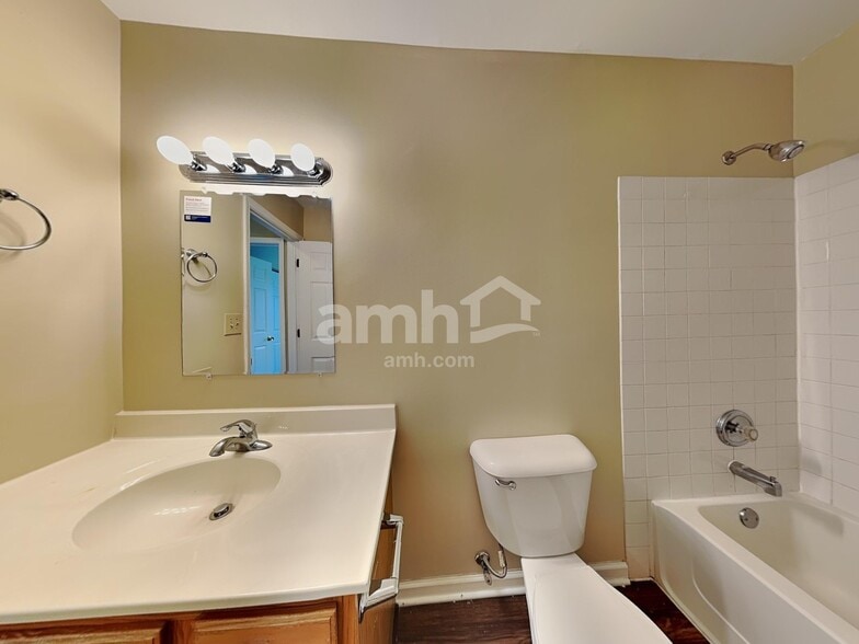 Building Photo - 4609 Vista Dr