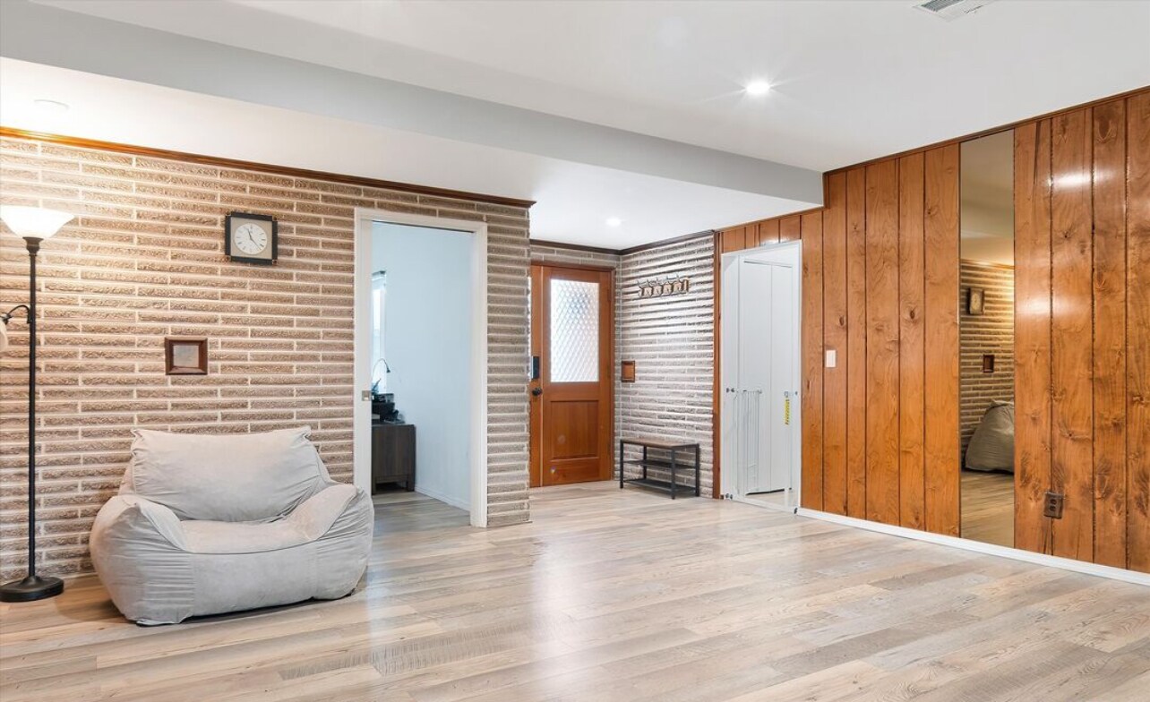 Building Photo - 10100 Sophia Ave