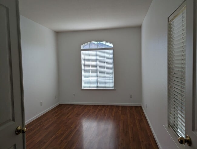 Building Photo - Nice 2 story home with lots of space, close to Fugman Elementary, Copper River and Woodward Park.