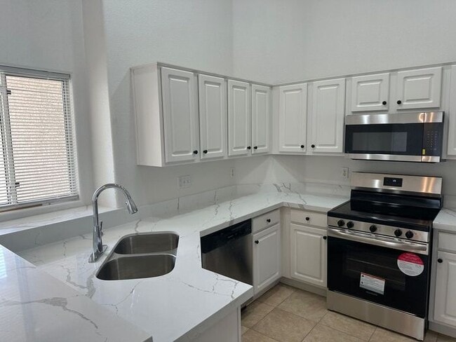 Building Photo - **Beautifully Updated 4-Bedroom Home in Pr...