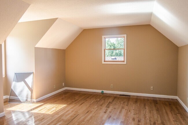 Building Photo - Three Bedroom in Sango!