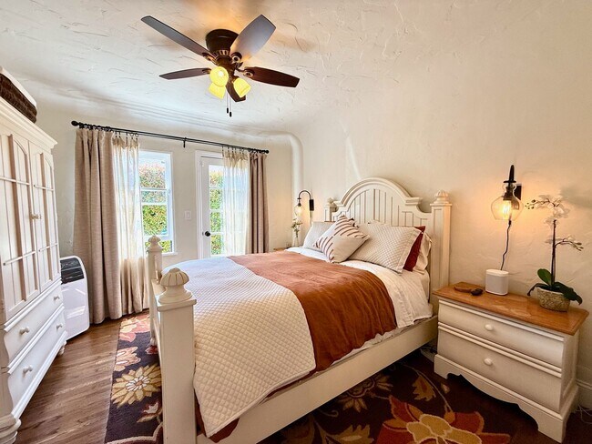 Building Photo - Furnished Santa Barbara 3 bedroom/2 bathro...