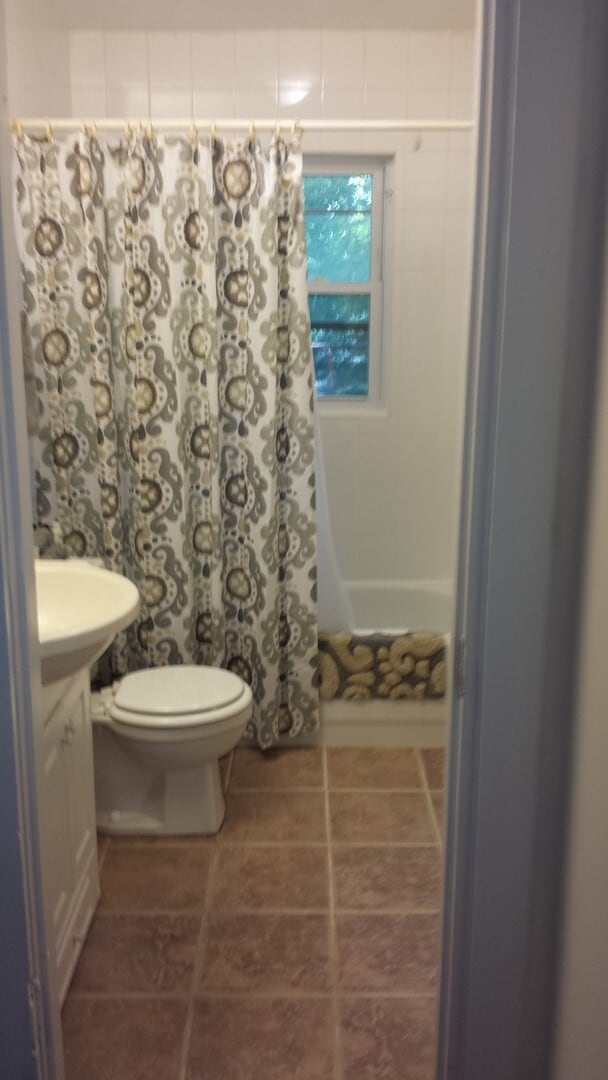 Building Photo - 4 Bedroom House