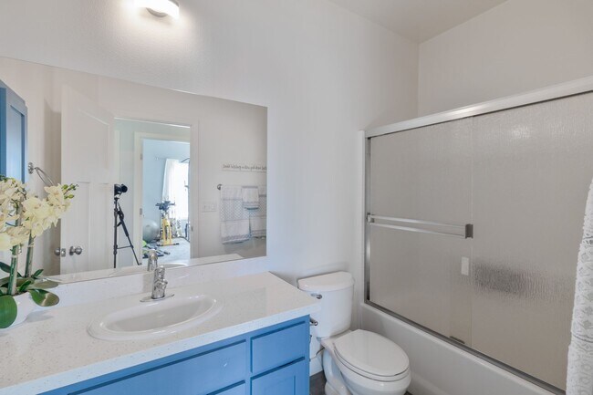 Building Photo - Beautiful 4 Bed 3 Bathroom