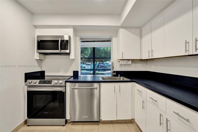 Building Photo - 1000 Parkview Dr