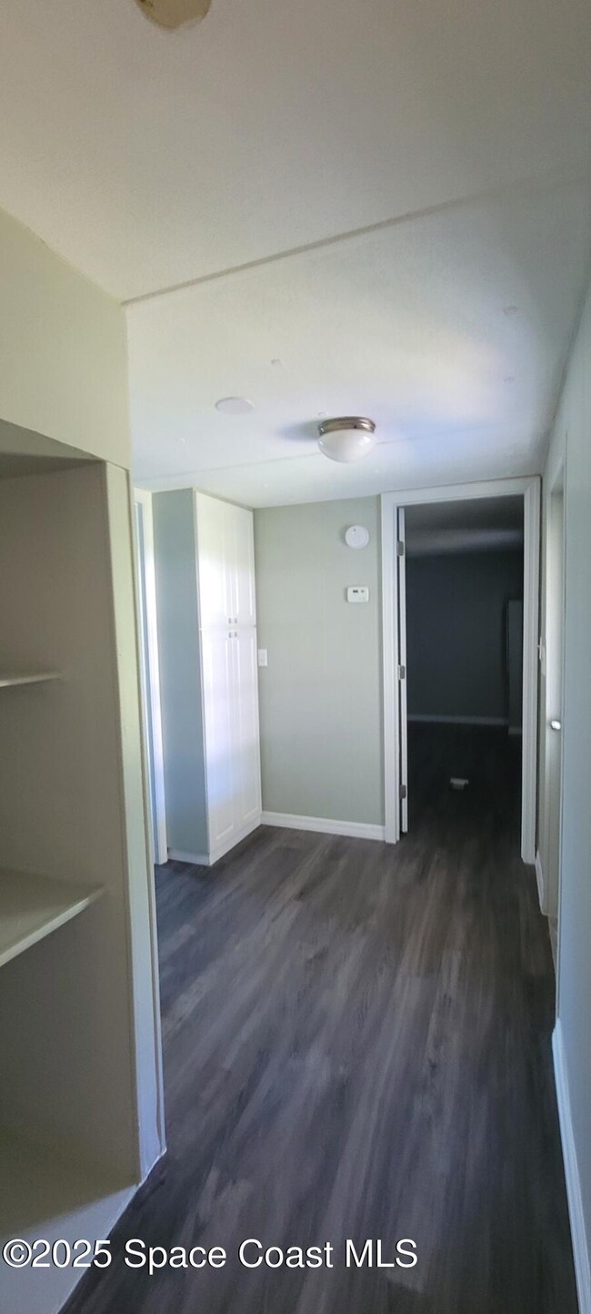 Building Photo - 1345 Barefoot Cir