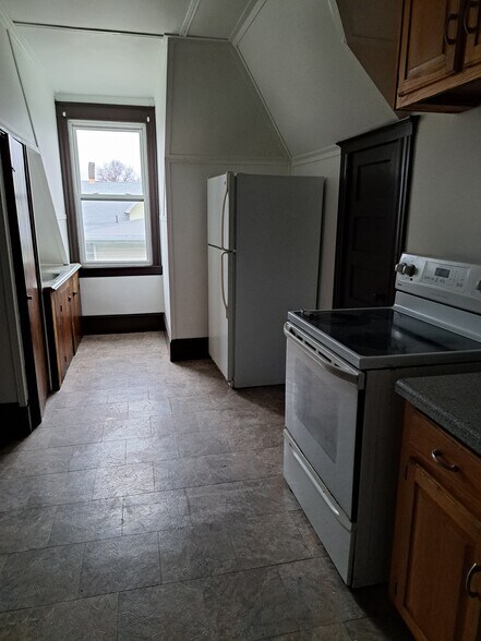 Building Photo - 261 Maple St