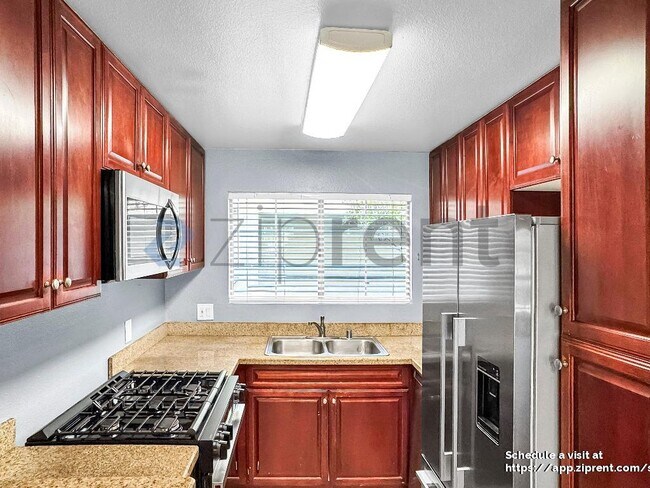 Building Photo - 5500 Owensmouth Ave