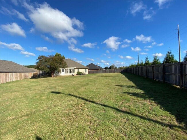 Building Photo - 704 Briarcliff Pl